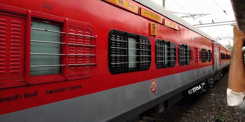 कन्फर्म टिकट के बावजूद ट्रेन में नहीं मिला कोच, भोपाल उपभोक्ता आयोग ने रेलवे को ठहराया दोषी—मुआवजे का आदेश