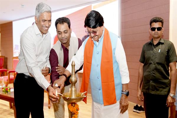 जनता की सेवा के लिए समर्पण व कठोर परिश्रम ही एक सफल अधिकारी की वास्तविक पहचान: कैलाश विजयवर्गीय