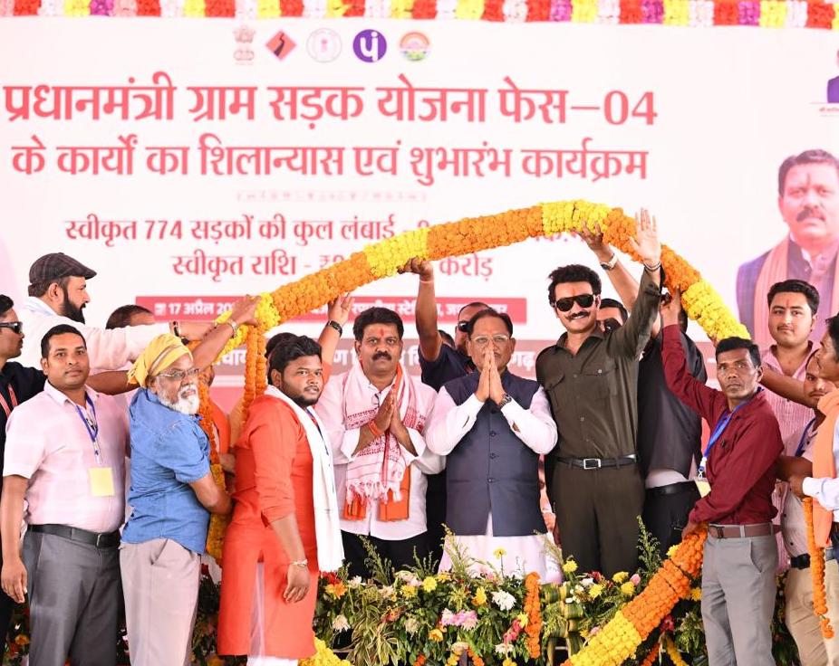 मुख्यमंत्री विष्णु देव साय ने एक साथ 774 सड़कों का किया भूमिपूजन, पक्की सड़कों से जुड़ जाएंगी 781 बसाहटें