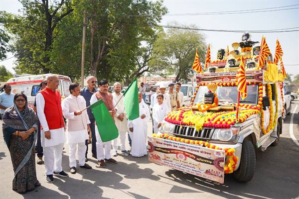 मुख्यमंत्री डॉ. मोहन यादव ने पारिवारिक संस्कृति, प्रेम, शांति व सद्भावना रथ को दिखाई हरी झंडी
