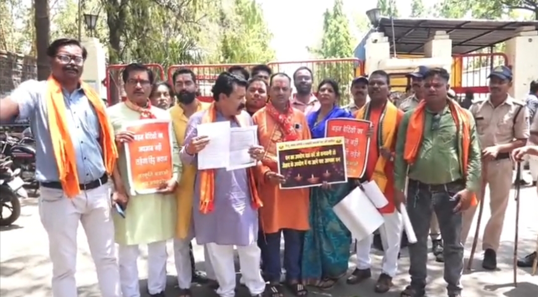 भोपाल की निजी फैक्ट्री में सामने आया लेंसकार्ट जैसा मामला, कंगन,चूड़ी और कड़े पहनकर काम करने से मनाही