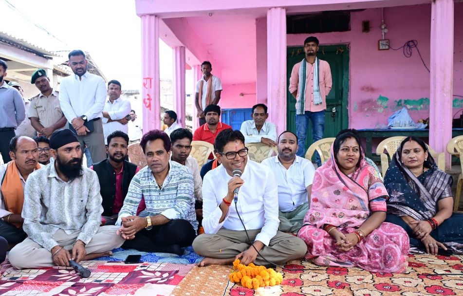 वित्त मंत्री ओपी चौधरी ने डुमरमुड़ा में ’जमीन पर बैठकर सुनीं ग्रामीणों की समस्याएं व सुझाव, बोले- गांवों के विकास के लिए प्रतिबद्ध है सरकार