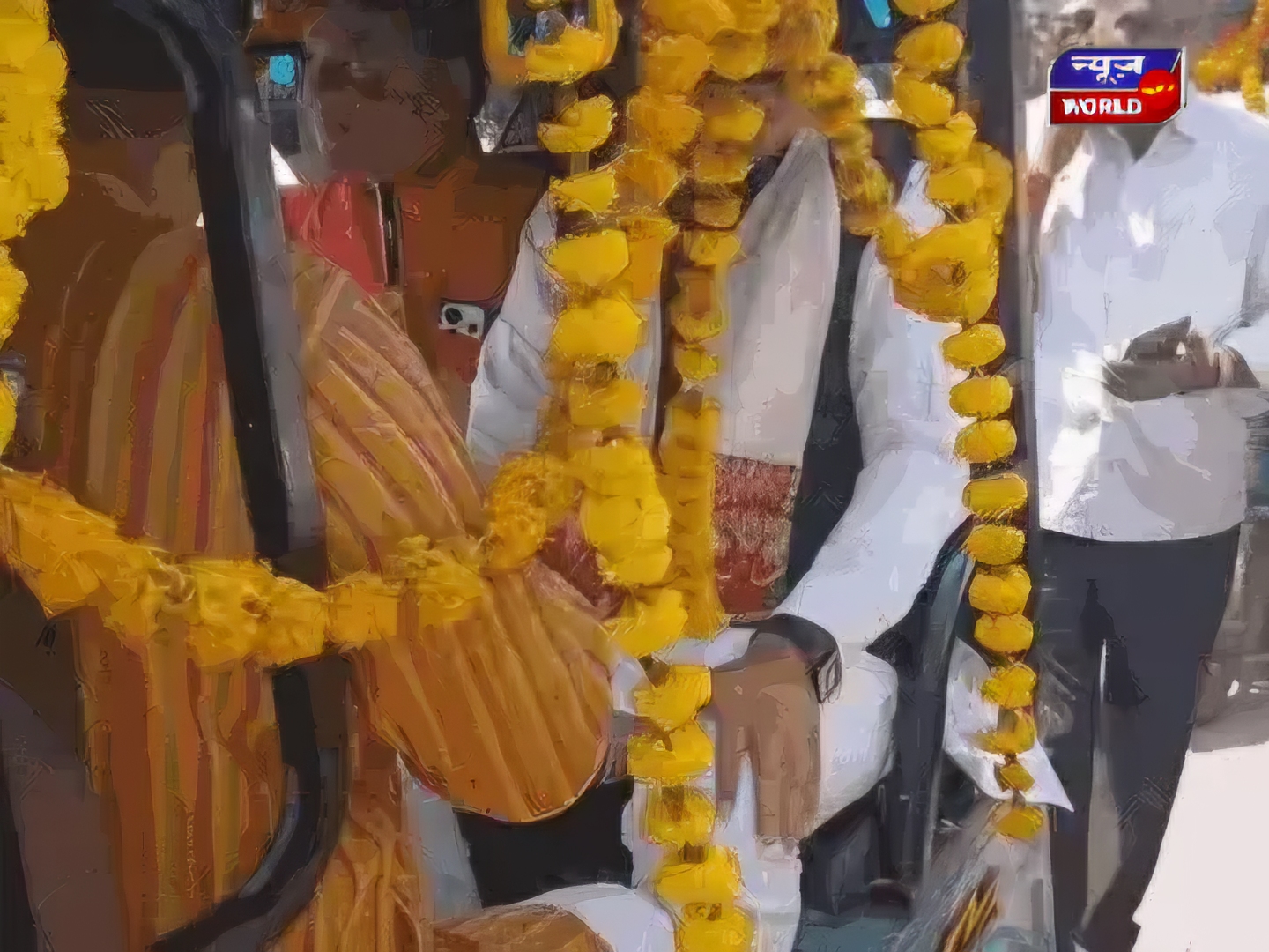 पीएम मोदी की अपील का असर: भाजपा नेता सत्येंद्र भूषण सिंह ई-रिक्शा से पहुंचे पदभार लेने