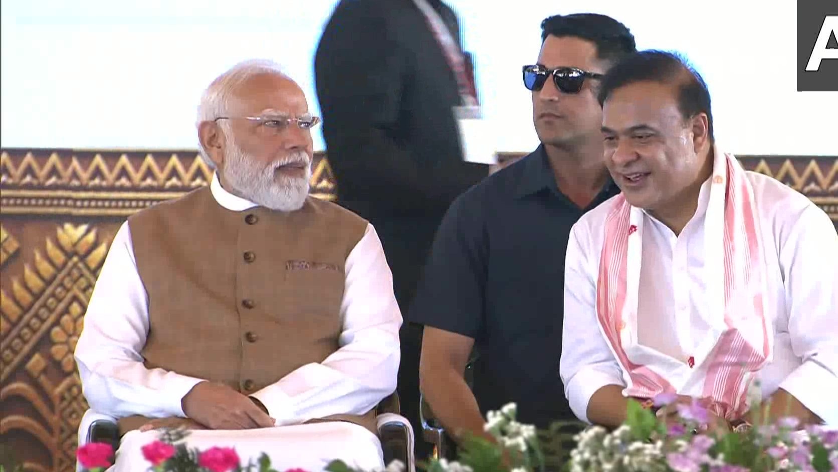 हिमंता बिस्वा सरमा ने फिर संभाली असम की कमान, पीएम मोदी की मौजूदगी में ली शपथ