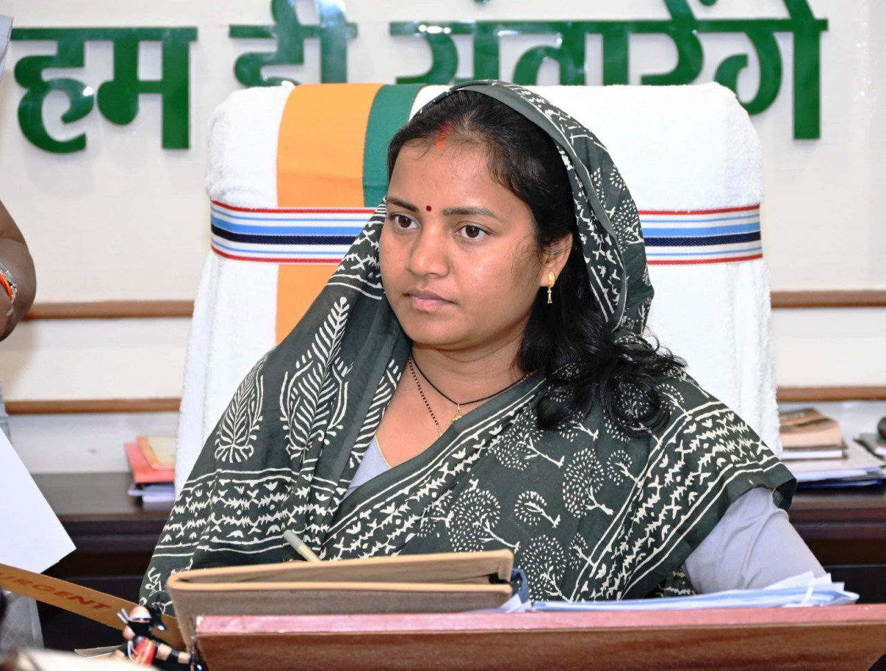 मंत्री लक्ष्मी राजवाड़े की पहल पर हाथी के हमले में जान गंवाने वाले ग्रामीणों के परिजनों को तत्काल वितरित की मुआवजा राशि