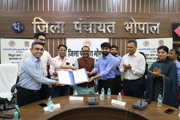 शासन और प्रशासन को एक साथ मिलकर ग्रीन एनर्जी की ओर शिफ्ट होना होगा: राकेश शुक्ला