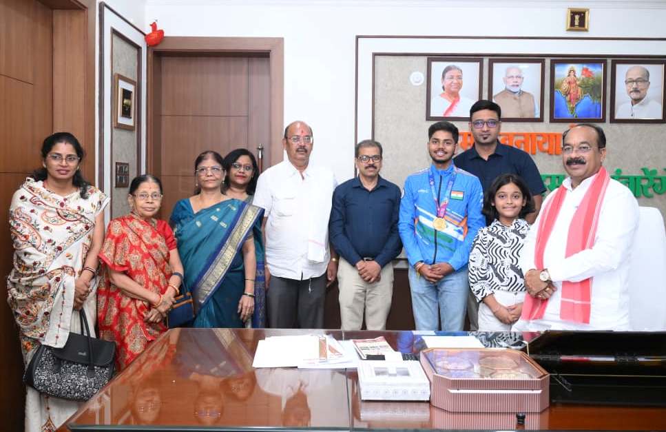 उपमुख्यमंत्री व खेल एवं युवा कल्याण मंत्री अरुण साव से मिले अंतरराष्ट्रीय निशानेबाज दिव्यांशु देवांगन…