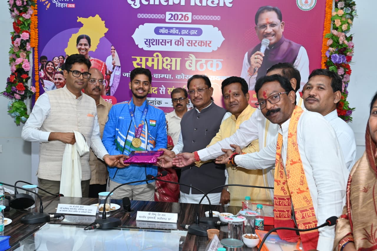 सीएम विष्णुदेव साय ने अंतरराष्ट्रीय निशानेबाज दिव्यांशु देवांगन को किया सम्मानित, कहा- सरकार खेल प्रतिभाओं को हर संभव प्रोत्साहन देने के लिए प्रतिबद्ध