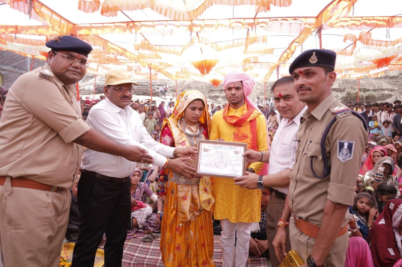 दारू, दहेज और डीजे मुक्त विवाह के लिए जनजातीय अंचल में बड़वानी पुलिस का अभियान, विवाह समारोह में पहुंचकर एसपी ने दिलाई शपथ