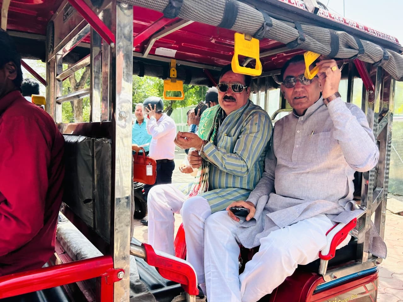 मंत्री गौतम टेटवाल और नारायण सिंह पंवार कैबिनेट बैठक में शामिल होने के लिए ई-रिक्शा से पहुंचे मंत्रालय, की ये अपील…