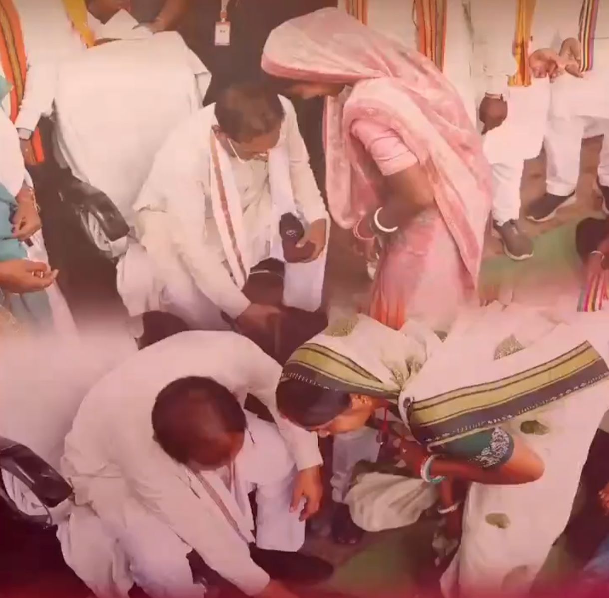 मुख्यमंत्री विष्णु देव साय ने सूरजपुर जिले में महुआ पेड़ के नीचे लगाई चौपाल, तेंदूपत्ता संग्राहकों को चरण पादुका पहनाई