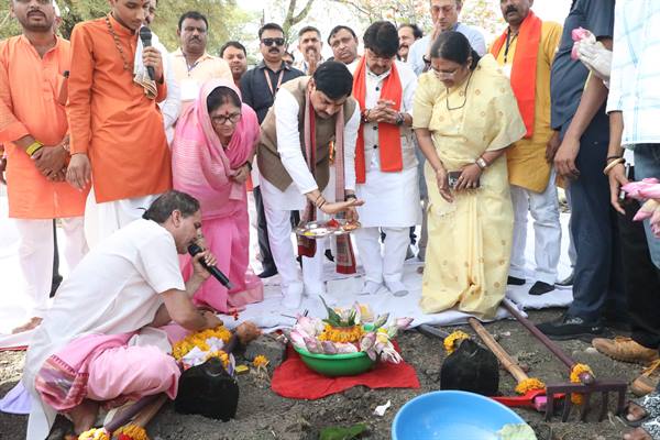 सीएम डॉ. मोहन यादव ने देवी सागर तालाब में किया श्रमदान, कहा- जल संरक्षण महज सरकारी जिम्मेदारी नहीं बल्कि जनभागीदारी से जुड़ा एक सामाजिक अभियान