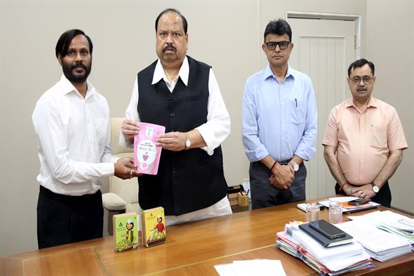 फ्रांस को 46,000 आईस्ड टी प्रीमिक्स पैक्स का निर्यात करने वाले स्टार्टअप उद्यमी आरिन रत्नेश ने एमएसएमई मंत्री चैतन्य काश्यप से की मुलाकात