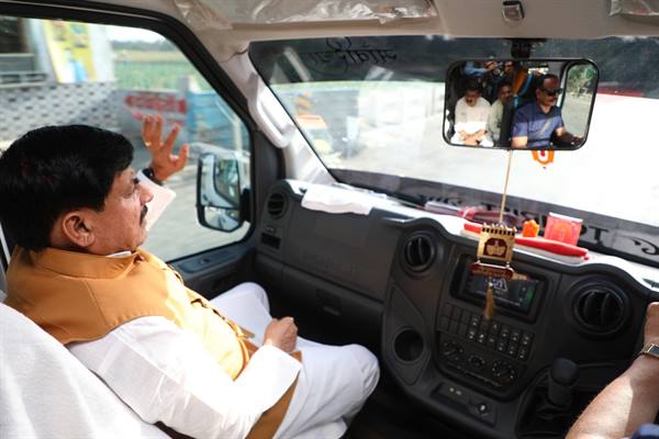 सीएम डॉ. मोहन यादव ने दिया ईंधन बचाने का संदेश, इंदौर से उज्जैन तक बस में की यात्रा