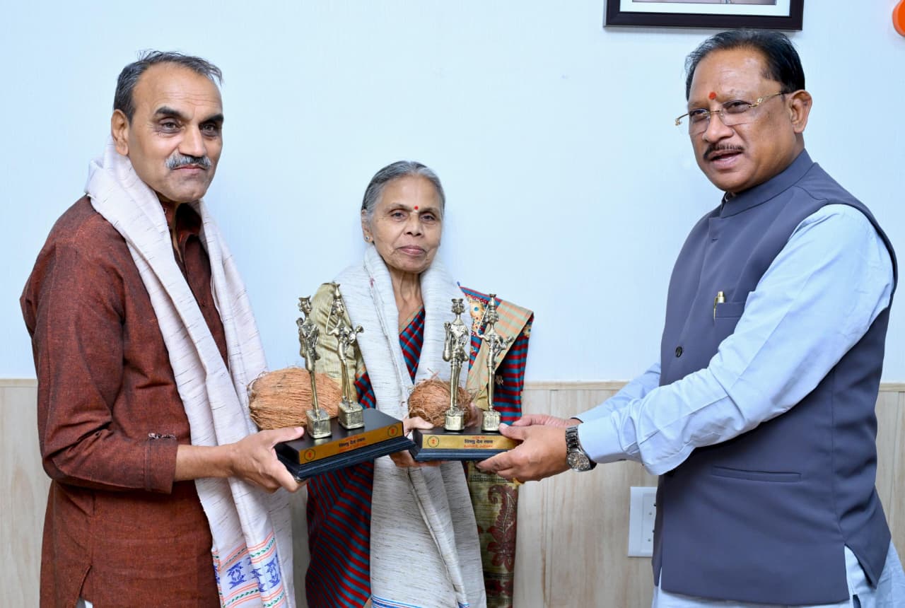 पद्मश्री से सम्मानित गोडबोले दंपति के बस्तर में किए गए सेवा कार्यों को मुख्यमंत्री विष्णुदेव साय ने सराहा, अपने निवास कार्यालय में की मुलाकात