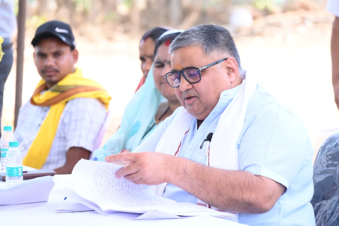 मंत्री राजेश अग्रवाल ने सरगुजा के हरिहरपुर गांव में सुनी ग्रामीणों की समस्याएं, तत्काल निराकरण के दिए निर्देश