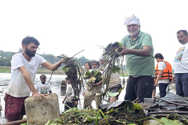 मंत्री प्रहलाद सिंह पटेल अमरकंटक धाम में चल रहे ‘स्वच्छता व कुण्ड सेवा अभियान’ में हुए शामिल, किया श्रमदान