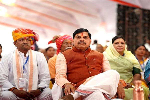 सीएम डॉ. मोहन यादव ने शुजालपुर में किसानों के साथ सुनी पीएम नरेंद्र मोदी की ‘मन की बात’
