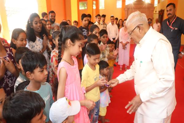 राज्यपाल मंगुभाई पटेल ने लोक भवन में बच्चों के साथ मनाया अपना जन्मदिन