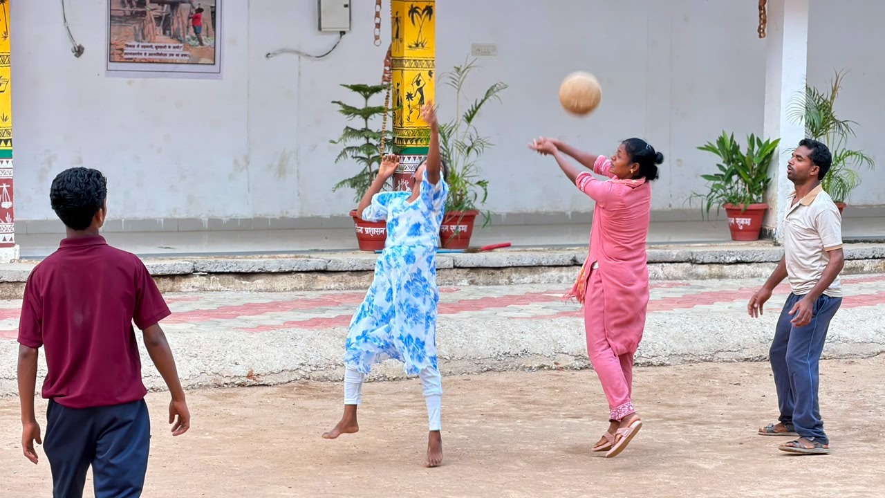 कभी घातक हथियार थामने वाले हाथ अब मिलजुलकर नाश्ता-भोजन बनाने के साथ खेल रहे वॉलीबॉल, पुनर्वास केंद्र में गूंज रहे ‘भारत मां की जय’ के नारे