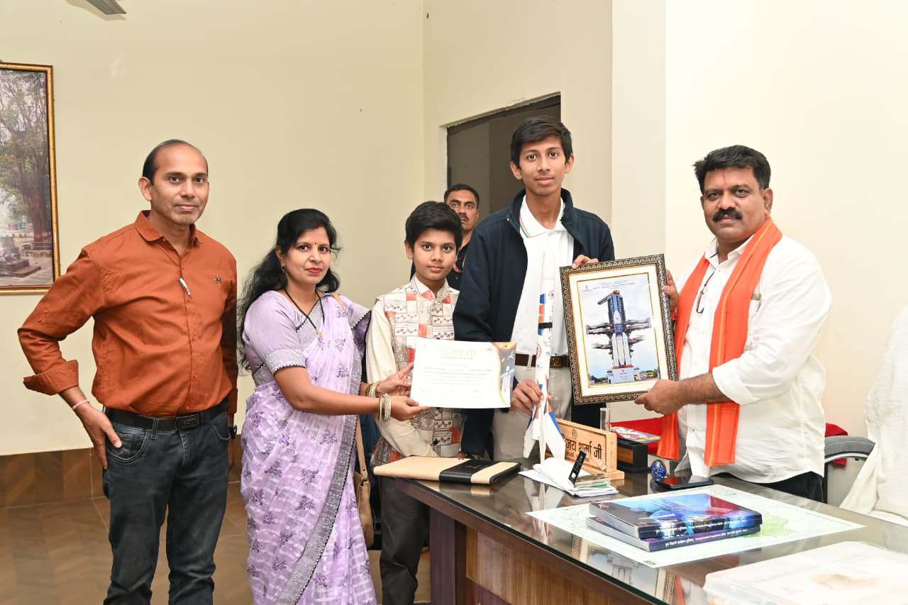 इसरो के युविका कार्यक्रम के लिए चयनित 10वीं के छात्र अभिषेक खरे को उपमुख्यमंत्री विजय शर्मा ने दीं शुभकामनाएं