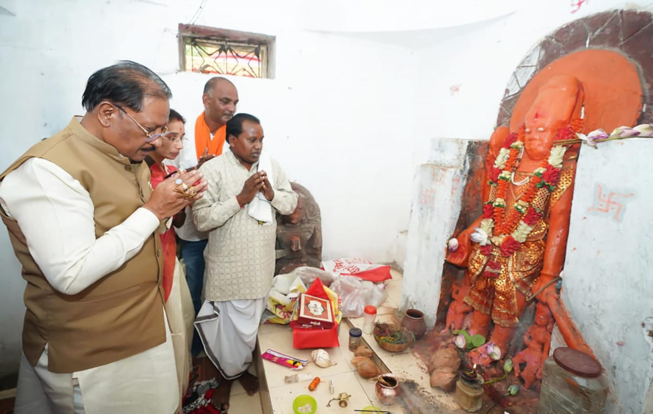 सीएम विष्णुदेव साय ने सक्ती जिले के ठठारी गांव में ऐतिहासिक चतुर्भुज विष्णु मंदिर में की पूजा-अर्चना