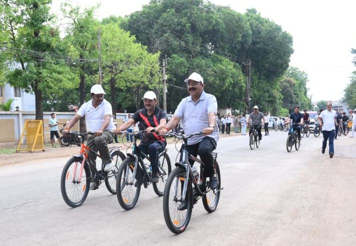 उपमुख्यमंत्री अरुण साव ने जगदलपुर में चलाई साइकिल, पर्यावरण संरक्षण का दिया संदेश