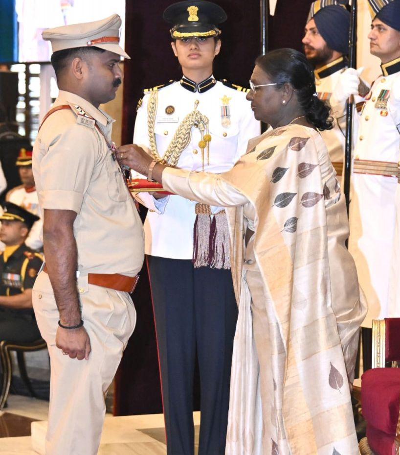 छत्तीसगढ़ पुलिस के दो इंस्पेक्टर्स को शौर्य चक्र से किया गया सम्मानित, वित्तमंत्री ओपी चौधरी ने दी बधाई