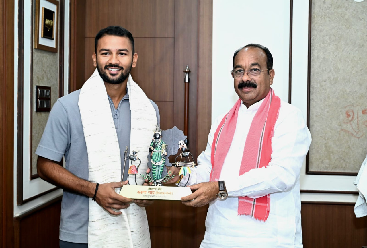 श्रीलंका दौरे के लिए इंडिया-ए टीम में चुने गए आयुष पांडेय ने उपमुख्यमंत्री अरुण साव से की मुलाकात
