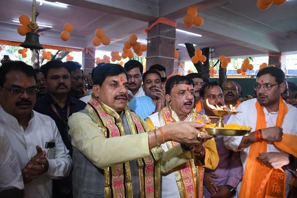 पीएम नरेंद्र मोदी के 12 वर्ष पूरे होने पर गुफा मंदिर पहुंचे सीएम डॉ. मोहन यादव, हनुमान चालीसा और प्रार्थना कार्यक्रम में हुए शामिल
