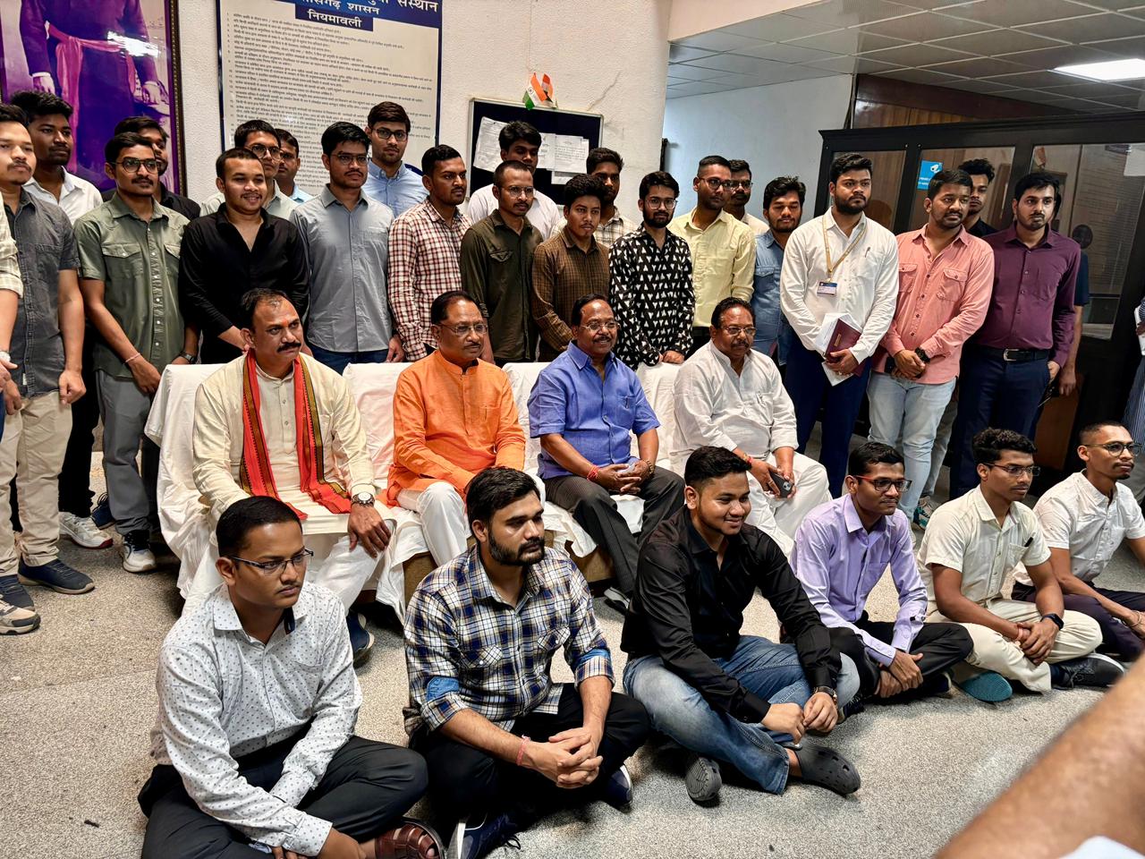 ट्राइबल यूथ हॉस्टल के 13 अभ्यर्थी यूपीएससी प्रीलिम्स में सफल, सीएम विष्णुदेव साय ने कहा- युवा शक्ति की सफलता विकसित छत्तीसगढ़ की नई पहचान