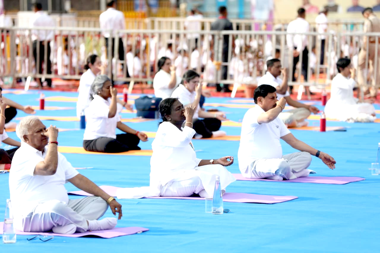 शरीर, मन और आत्मा को संतुलित करता है योग: द्रौपदी मुर्मु