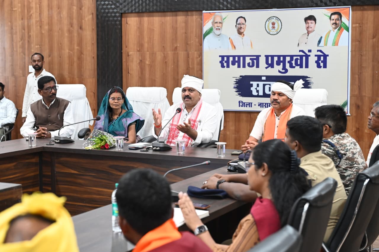 नारायणपुर में सर्व आदिवासी समाज प्रमुखों के साथ उपमुख्यमंत्री विजय शर्मा ने की बैठक, कहा- भ्रामक प्रचार से रहें सतर्क