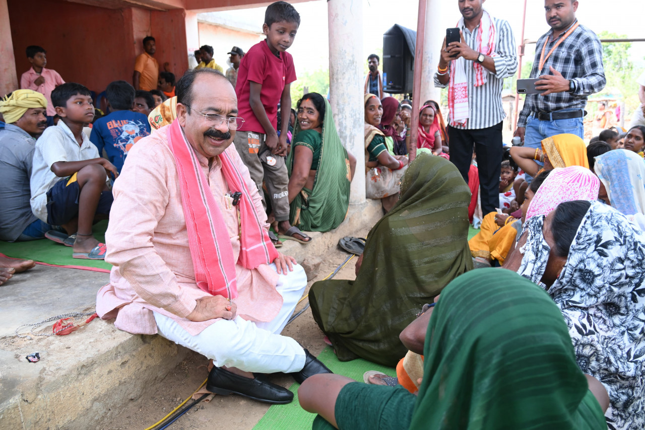 मुंगेली जिले के सुदूर वनांचल गांवों में उपमुख्यमंत्री अरुण साव ने लगाई जनचौपाल, कहा- वनांचलों को विकास की मुख्य धारा से जोड़ने के लिए सरकार प्रतिबद्ध