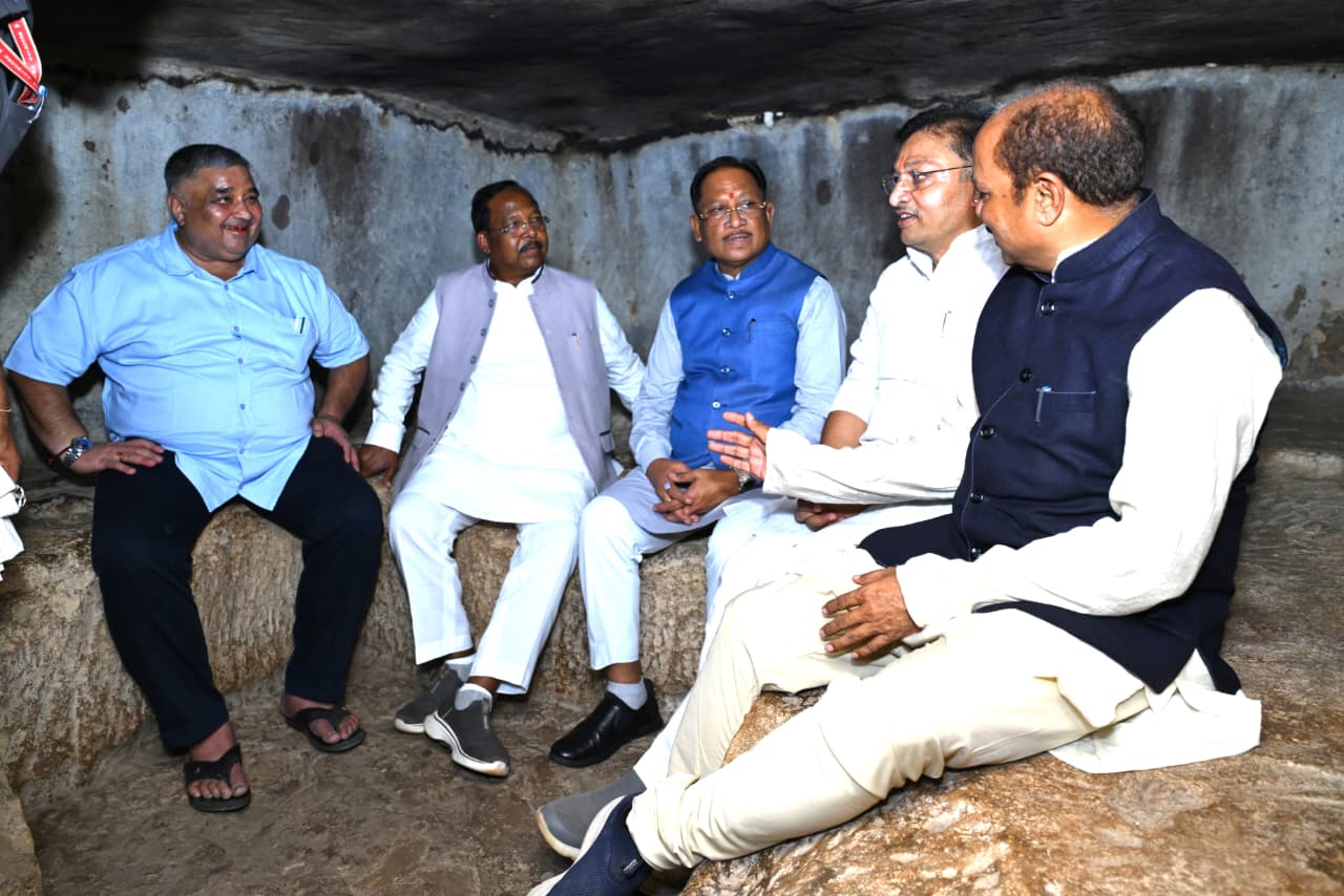 मुख्यमंत्री विष्णु देव साय ने सीताबेंगरा और जोगीमारा गुफा का किया भ्रमण, कहा- हमारी सांस्कृतिक धरोहर आने वाली पीढ़ियों के लिए अमूल्य विरासत