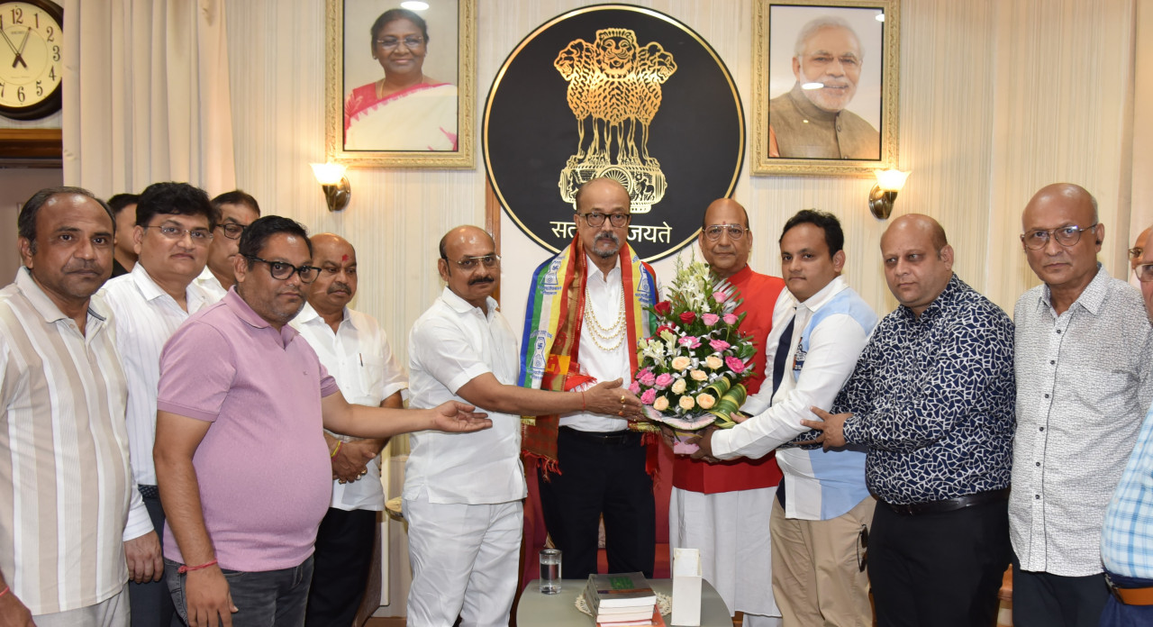 राज्यपाल रमेन डेका से लोक भवन में मिले सर्वाेदय शांति पदयात्रा से जुड़े संत…