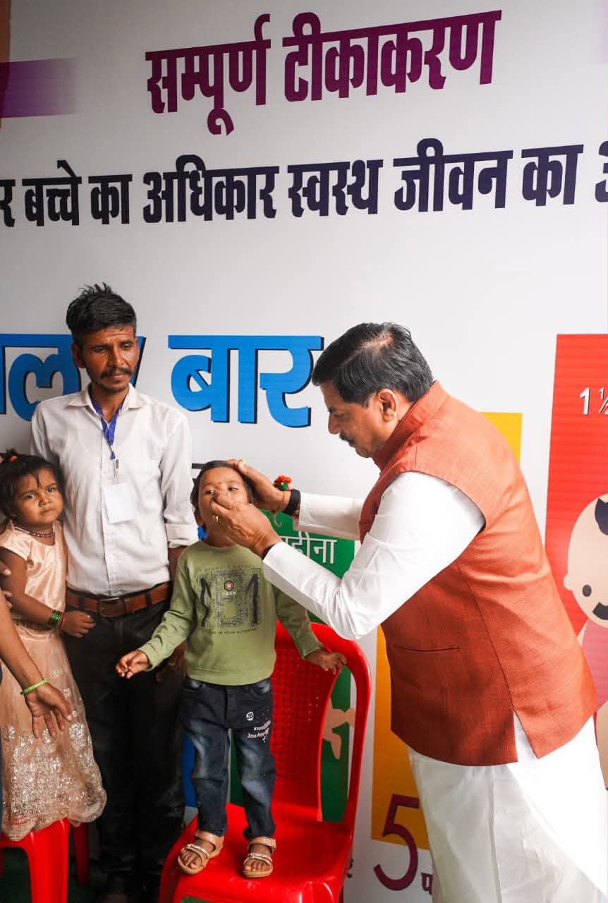 बच्चे को पोलियो वैक्सीन की खुराक पिलाते सीएम डॉ. मोहन यादव। - फाइल फोटो