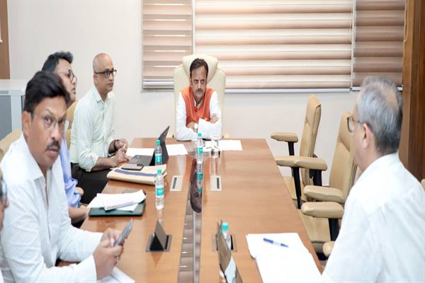 स्वास्थ्य संस्थाओं में जरूरत के अनुरूप गुणवत्तायुक्त दवाओं को समय से कराया जाए उपलब्ध: राजेंद्र शुक्ल