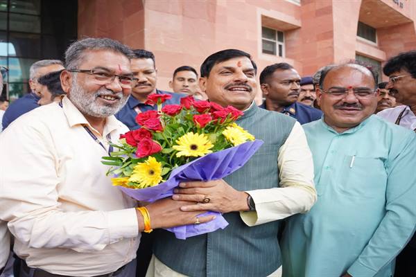 पदोन्नत अधिकारी-कर्मचारियों ने मंत्रालय में ढोल-नगाड़े के साथ मुख्यमंत्री डॉ. मोहन यादव का किया स्वागत, आभार जताया