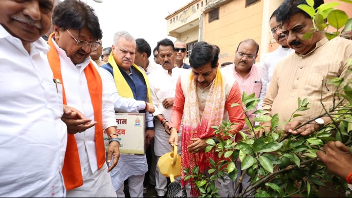 मुख्यमंत्री डॉ. मोहन यादव ने इंदौर मैं किया पौधरोपण, कहा- वृक्ष हमारे जीवन का आधार भी, वसुधा का श्रृंगार भी