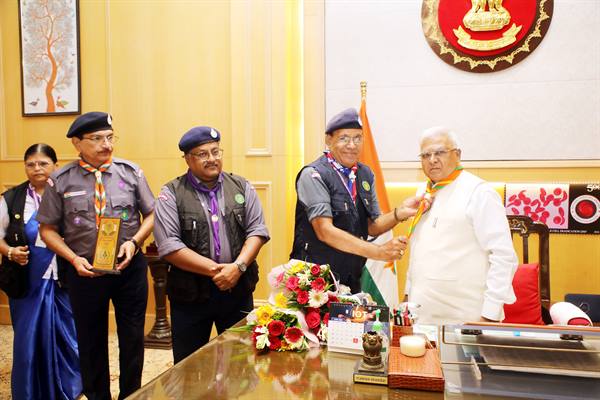 लोकभवन में मना विश्व स्कार्फ दिवस, राज्यपाल मंगुभाई पटेल ने धारण किया स्काउट्स-गाइड स्कार्फ, दिलाई शपथ