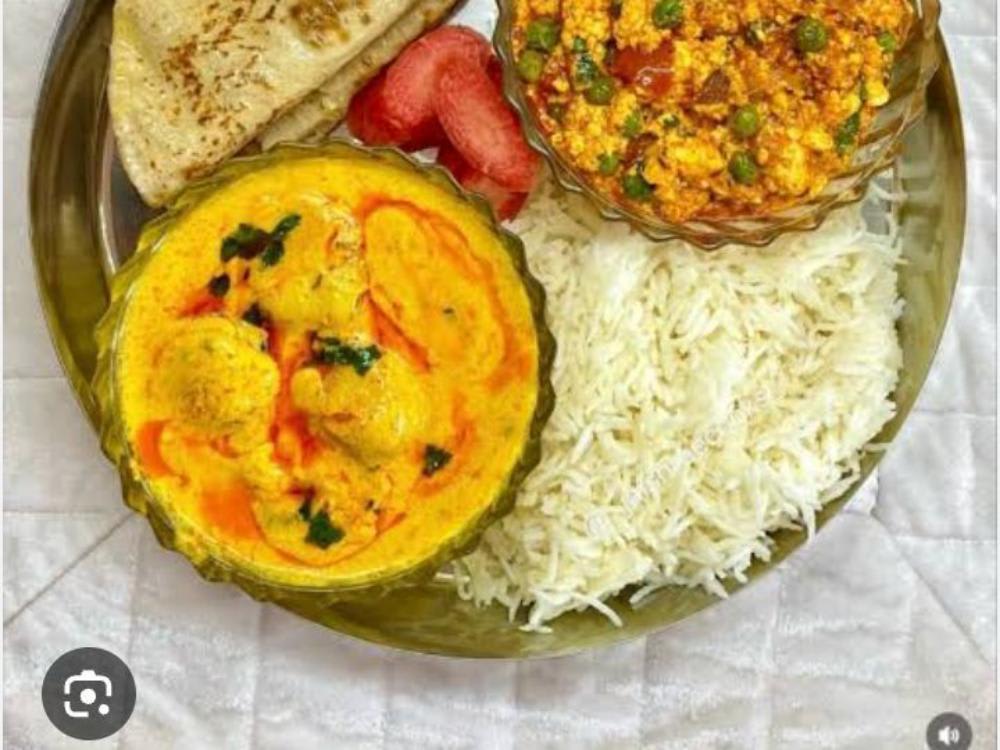 दाल फिराई .कड़ी पकोड़ा. चावल.4 रोटी. सलाद. चटनी.