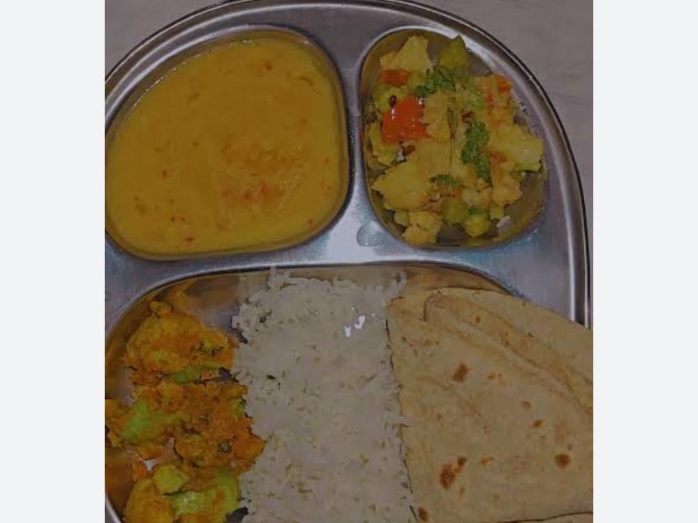 Dal Rice Aloo Gobi Four Roti Salad