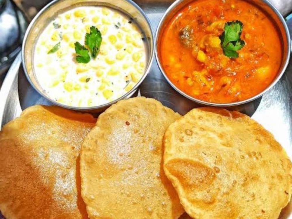 Six, Poori, Aloo Tamatar, Salad, Raita, Chutney.