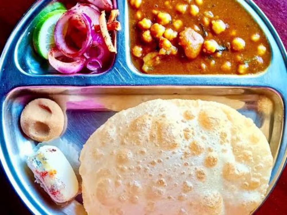 Chola Bature, Salad