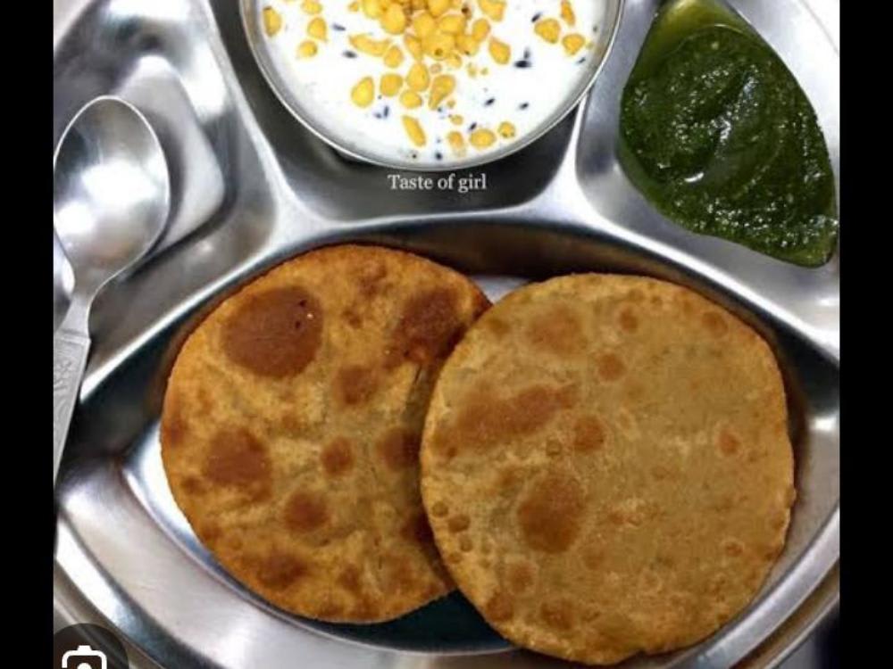 Aloo ki Kachori Four Aur Dahi