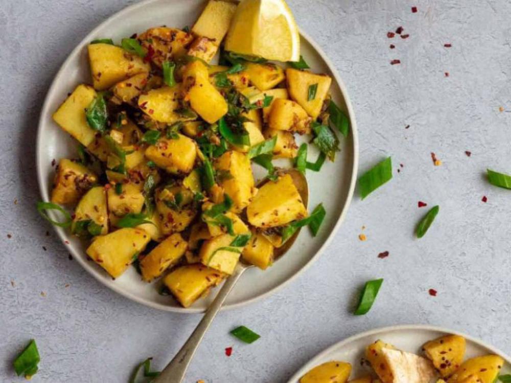 Hari Pyaj ki Sabzi Roti Aur Salad