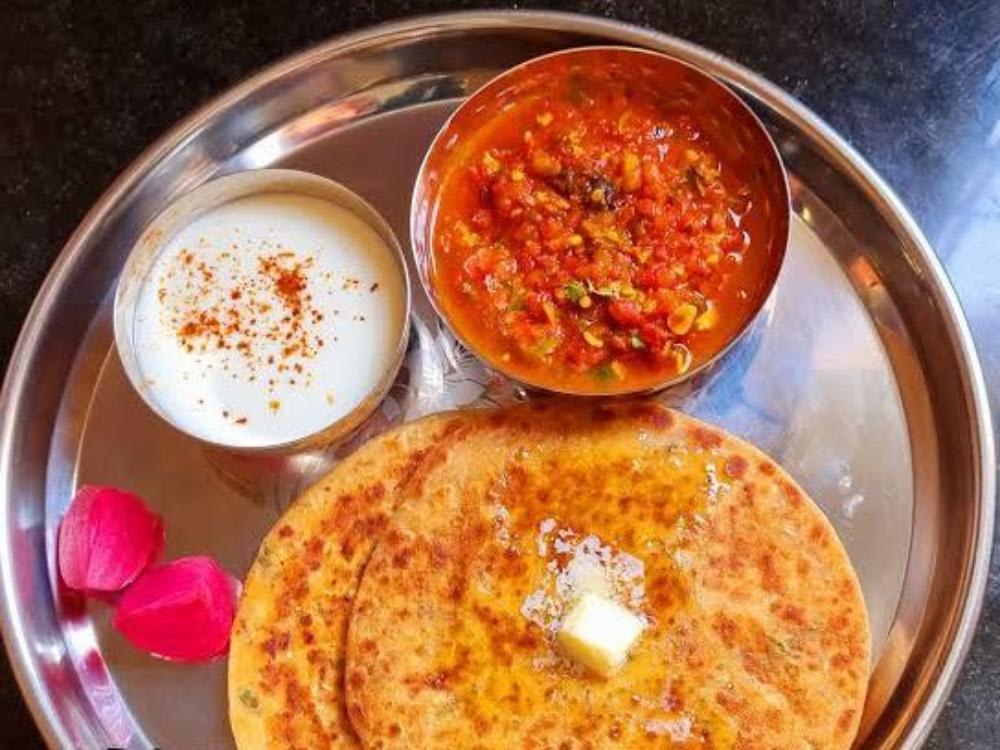 Tamatar ki Khatti Mithi Chutney with 4 Simple Paratha