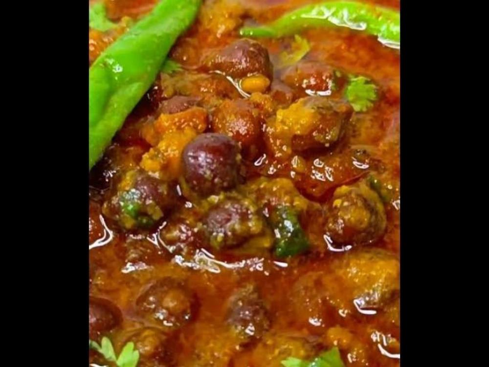 Desi Chane ki Sabzi Roti Raita Salad Achar