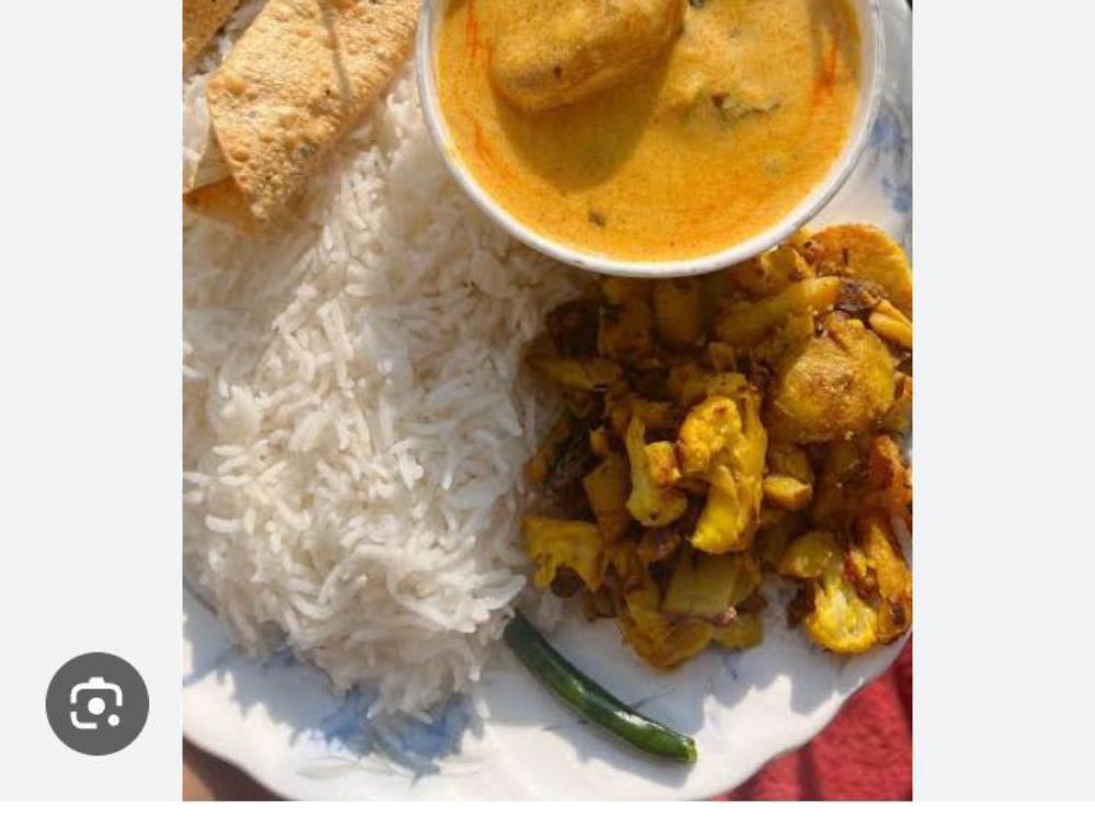 Kadhi Pakoda, Aloo Gobi, Rice, Four Roti, Salad Chutney